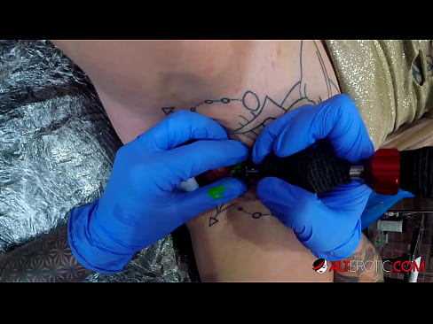 ❤️ Extreem getatoeëerde hottie Sully Savage kreeg een tatoeage op haar clitoris ☑ Sex video at nl.rexporn-com.ru